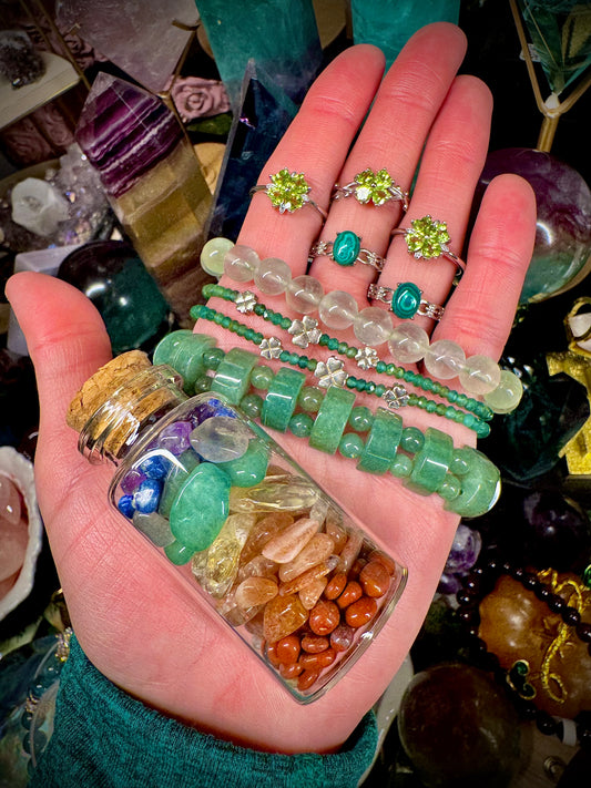 Peridot 4-Leaf Clover Ring in .925 Silver (Adjustable) with Vine Setting